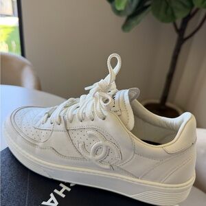 CHANEL White Leather CC-Emblem Low Top Sneaker